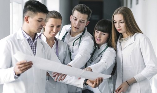 medicos-jovenes-cardiograma-hospital_23-2147763824