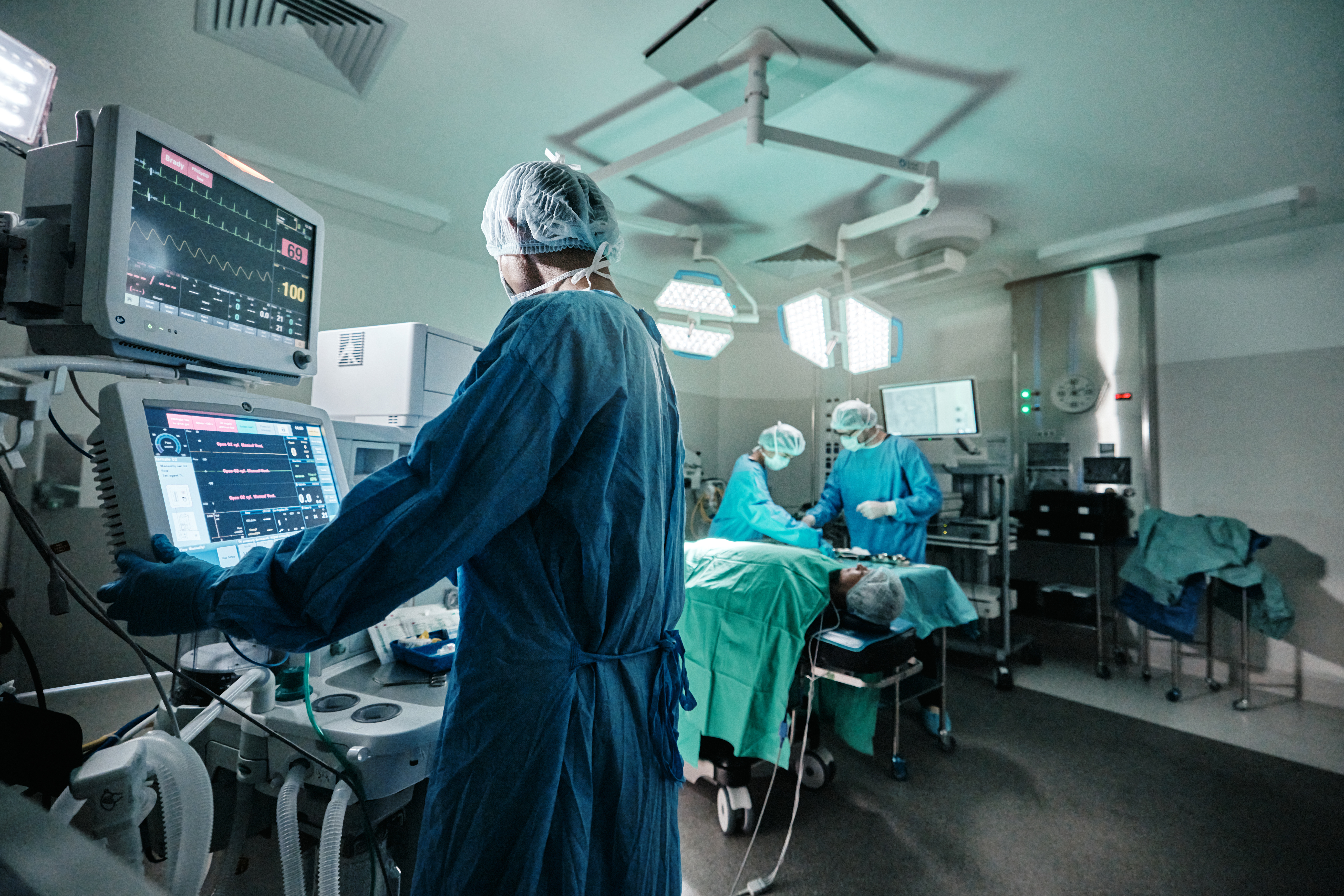 screen-monitor-or-doctor-in-emergency-surgery-pr-2025-04-06-08-24-55-utc