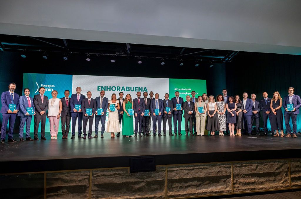 1 Foto de familia premiados y patronos Fundación Fenin