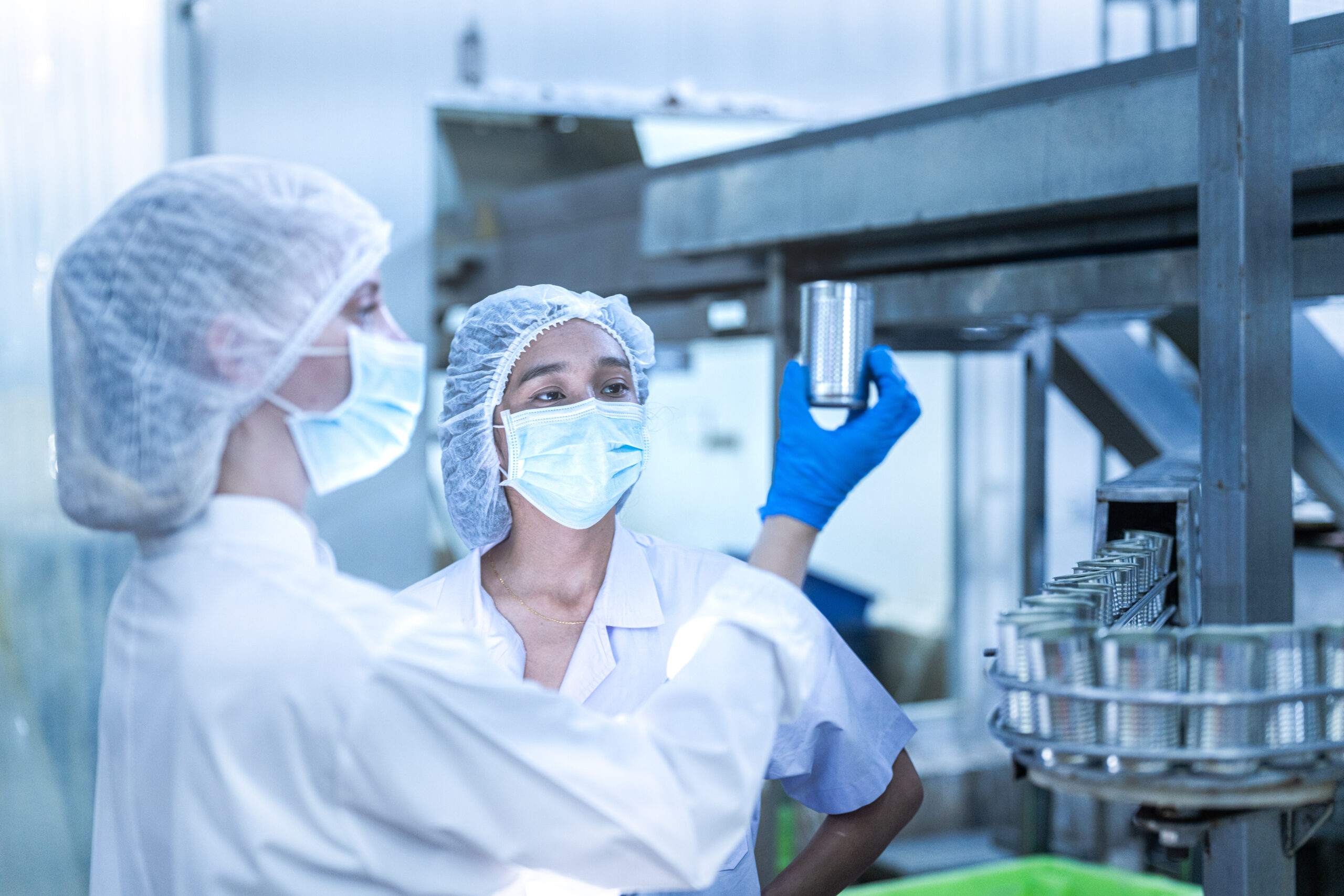 The research team inspected the seafood production line and mach