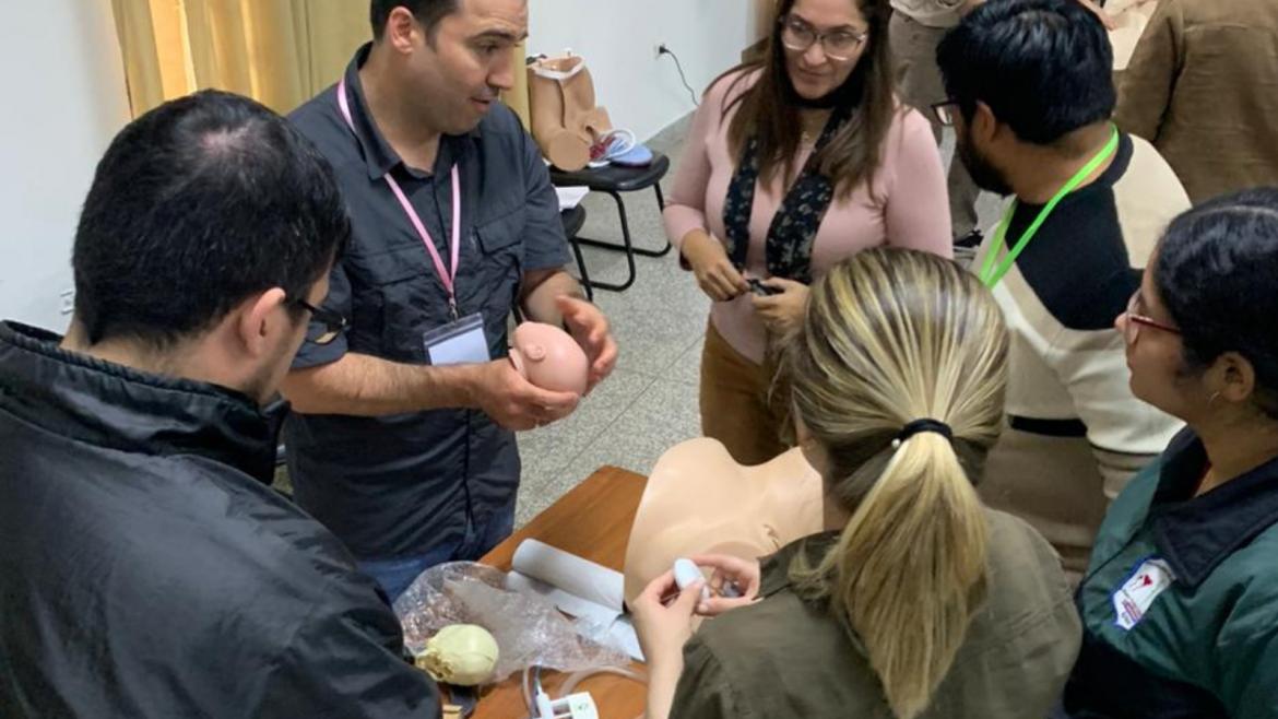 a_tamano_especialistas_del_hospital_la_paz_durante_la_formacion_sobre_ginecologia_en_paraguay