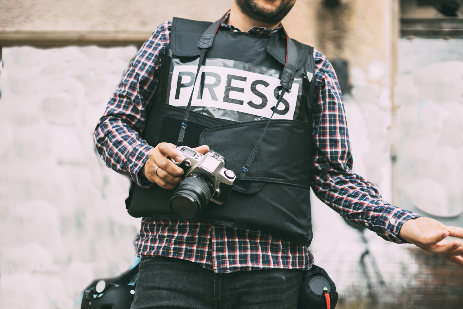 photjournalist-with-bulletproof-vest-holding-his-2025-01-10-11-02-33-utc-1536x1024