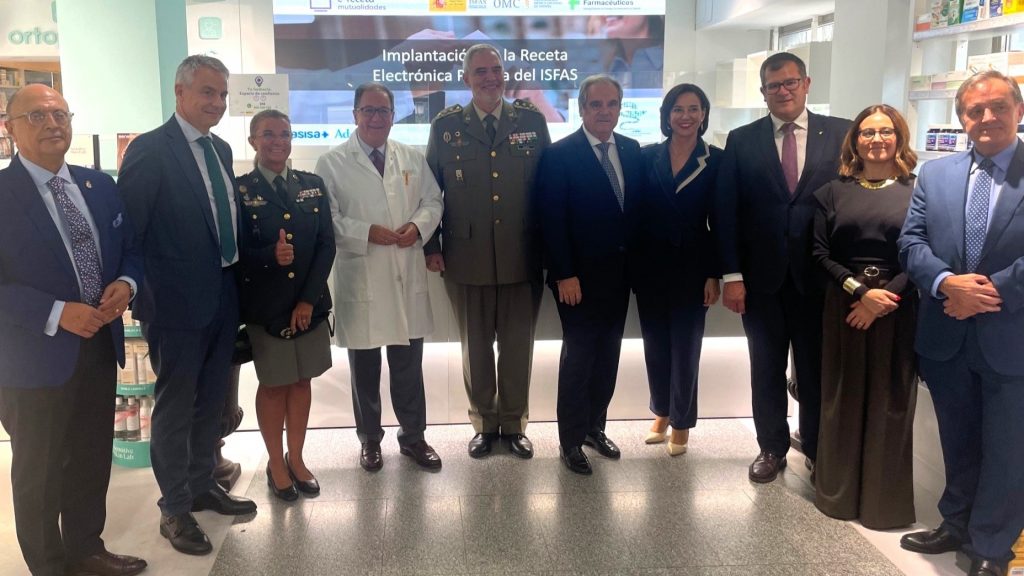 Foto-Familia-ISFAS-Farmaceuticos-en-farmacia-002-1-1024x576