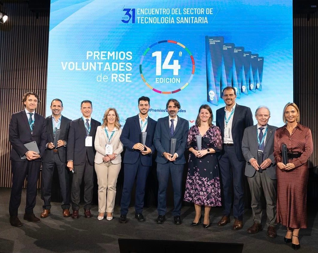 Foto de familia de los galardonados en la 14ª edición de los Premios Voluntades de RSE de Fenin, junto con miembros de la Junta Directiva de la Federación e Isabel Muñoz (Ingesa)