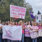 Multitudinaria concentración en Sevilla en apoyo a las víctimas de los retrasos en los cribados
