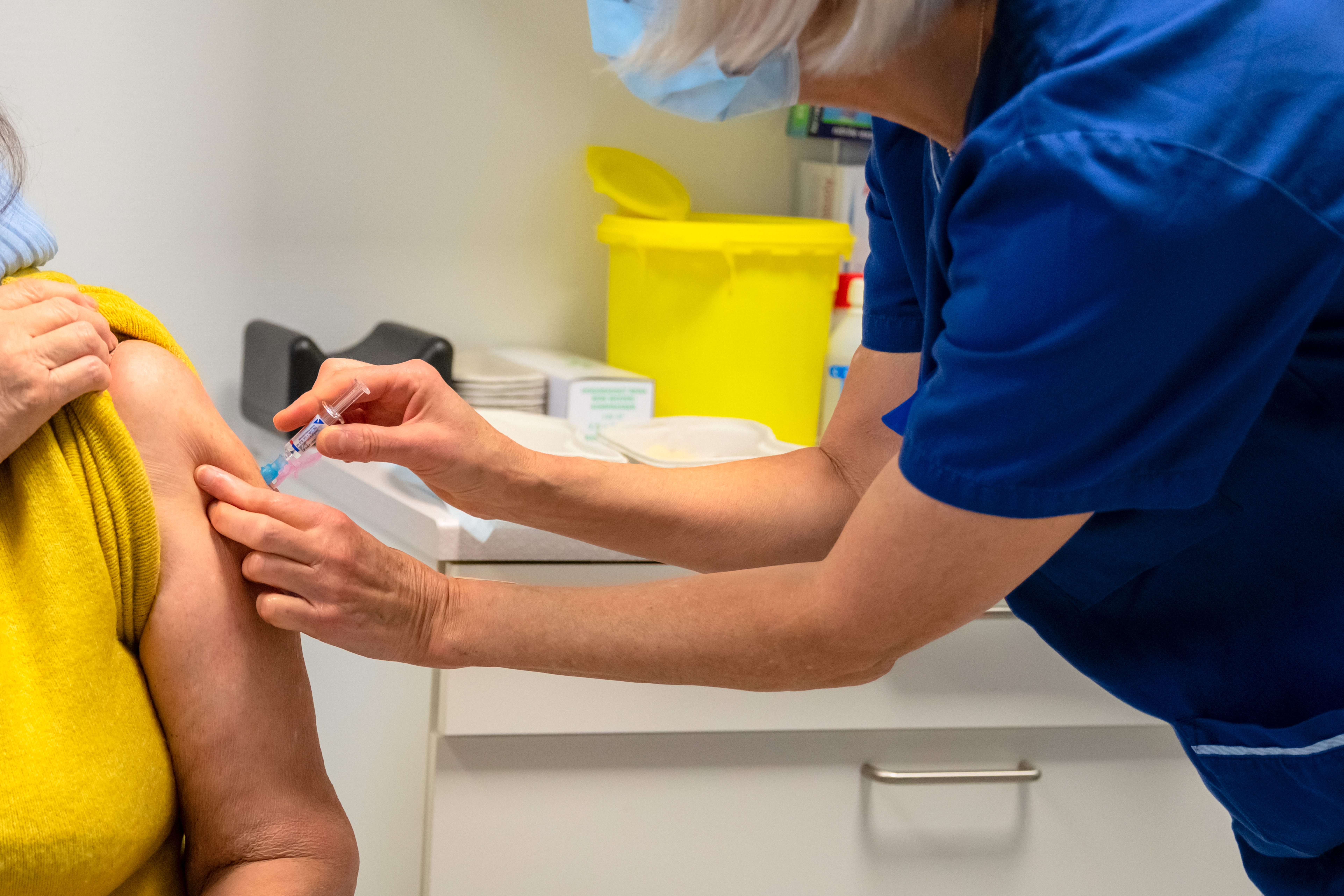 medical-staff-vaccinates-a-patient-in-order-to-pre-2024-10-14-08-23-31-utc