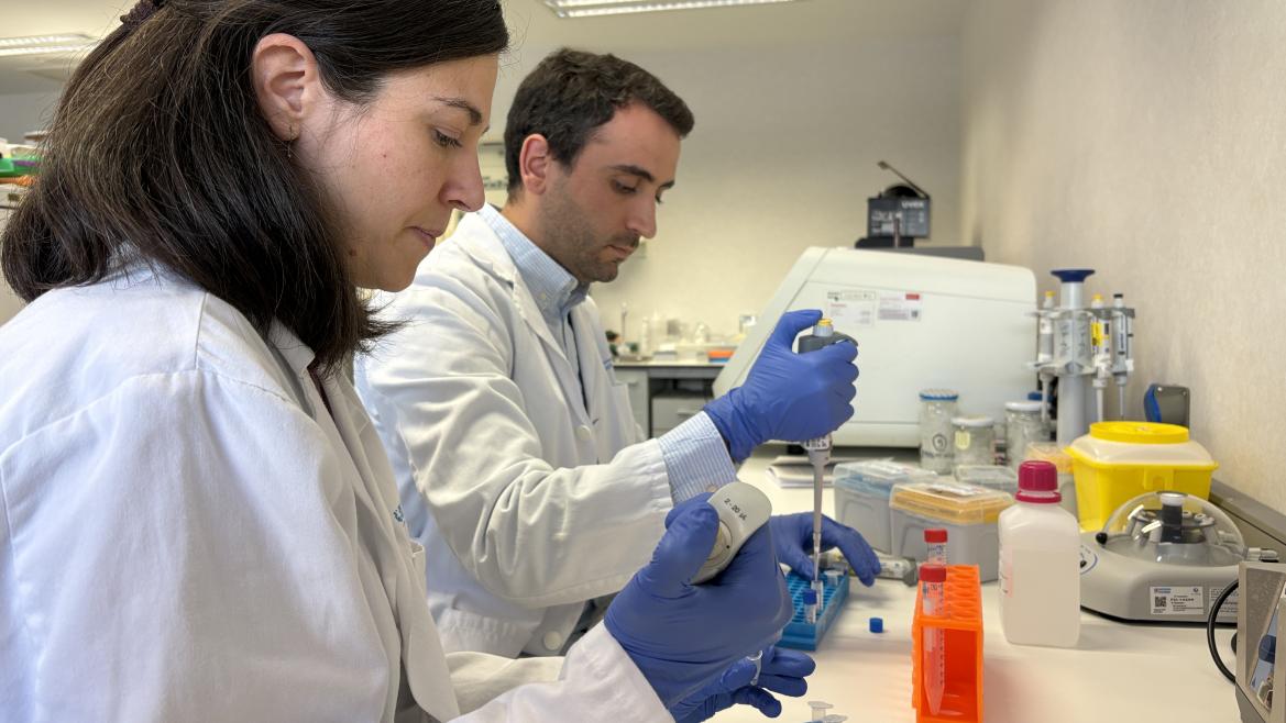 los_investigadores_maria_linares_y_roberto_garcia-vicente_en_su_laboratorio