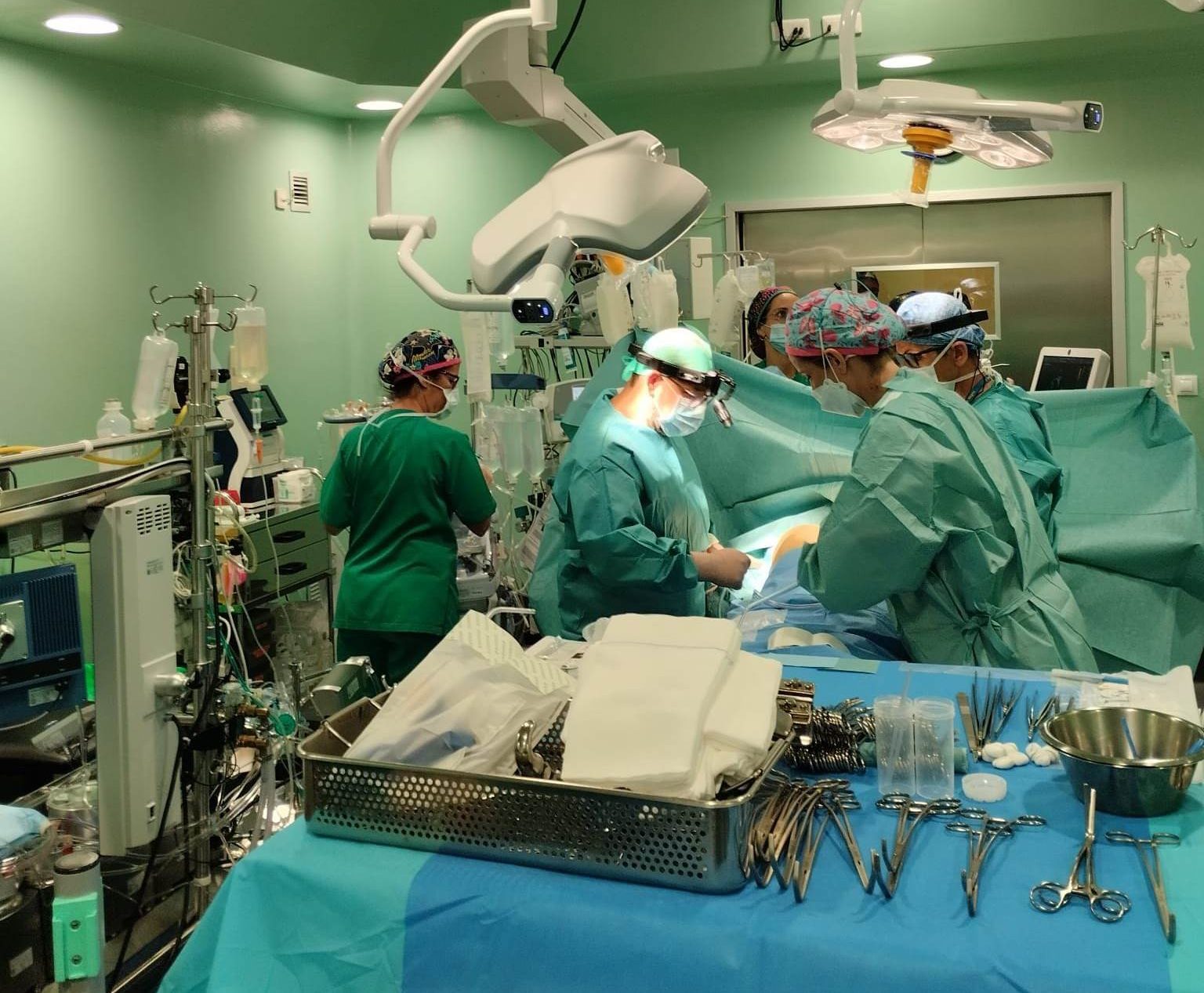 30jul-Momento-de-una-de-las-intervenciones-de-trasplante-de-pulmon-realizadas-2-e1744788909313