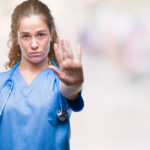 Las agresiones a los profesionales del SNS, tema principal del ‘A fondo’ marzo de Crónica Sanitaria