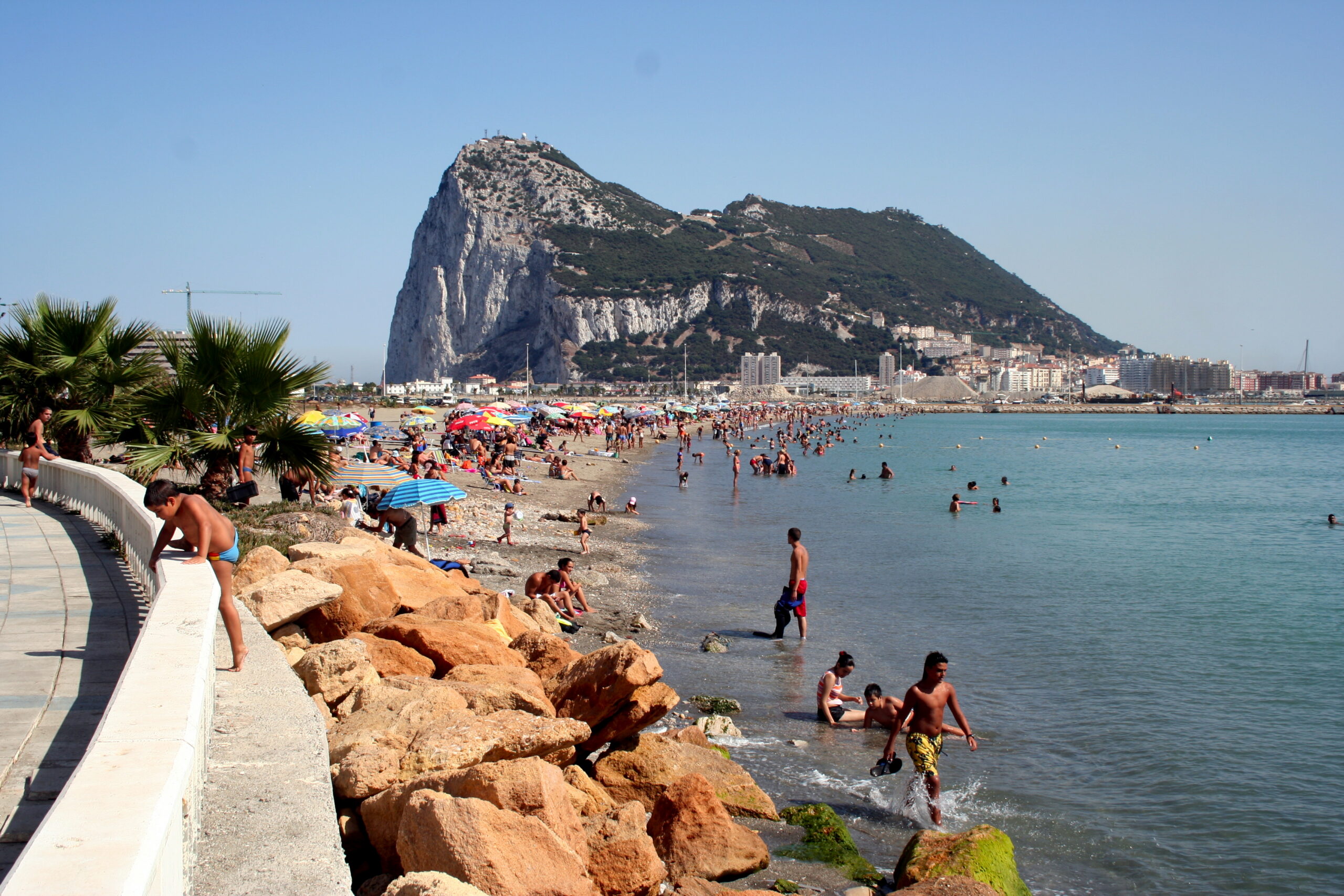 Playa_de_Poniente_(La_Línea_de_la_Concepción)_with_the_Rock_of_Gibraltar_in_the_background
