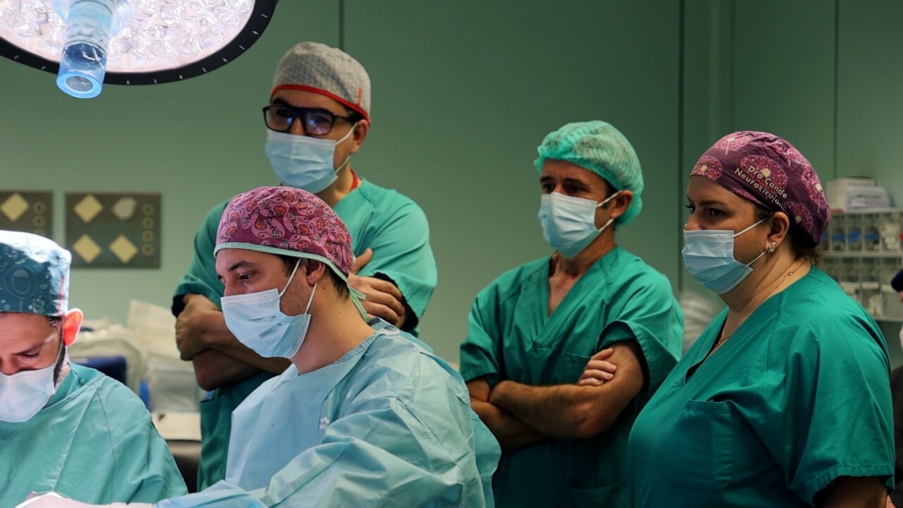 Equipo médico durante la cirugía de implante auditivo en el tronco cerebral