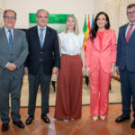 La profesión farmacéutica comparte con la presidenta de Extremadura, María Guardiola, la aportación de las farmacias para fortalecer los sistemas sanitarios