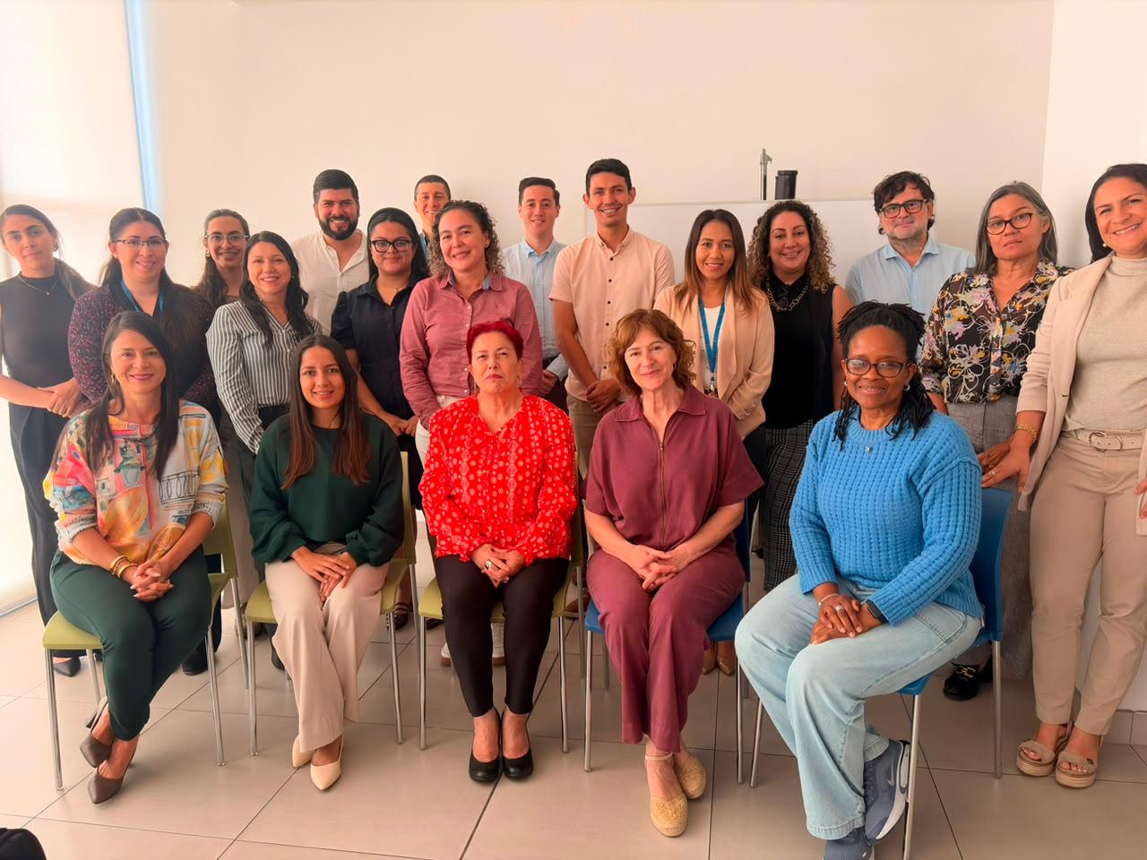 Grupo de profesionales de salud pública en formación sobre seguridad alimentaria