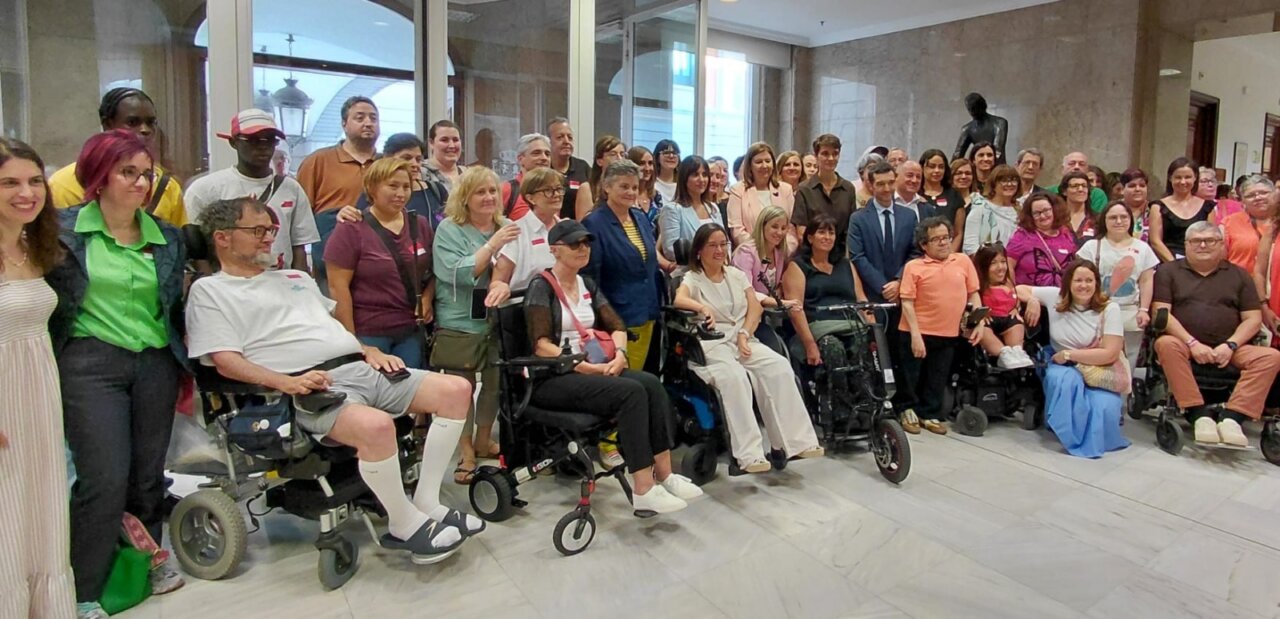 Grupo de personas en el Congreso celebrando reforma de leyes de discapacidad