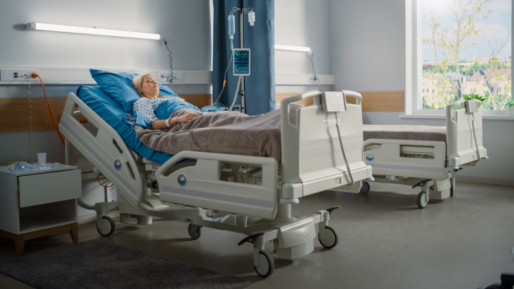 Paciente en una cama de hospital en una habitación moderna