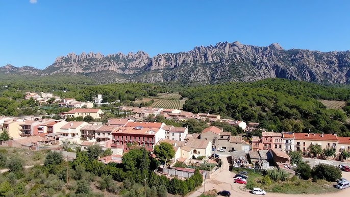 Cambio de Región Sanitaria en El Bruc Vista aérea del municipio de El Bruc con montañas al fondo