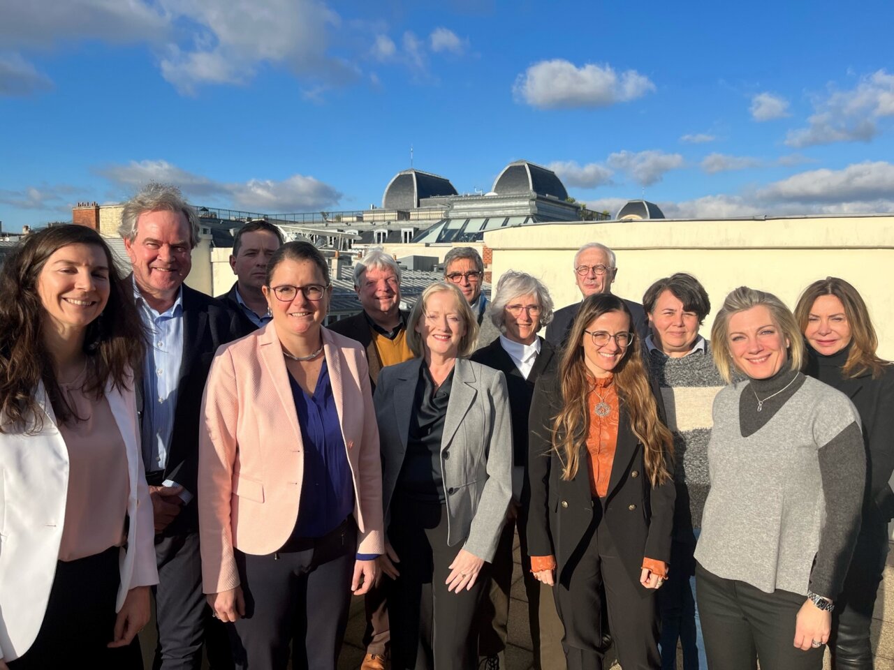 Grupo de profesionales en reunión sobre servicios cardiovasculares en Cataluña