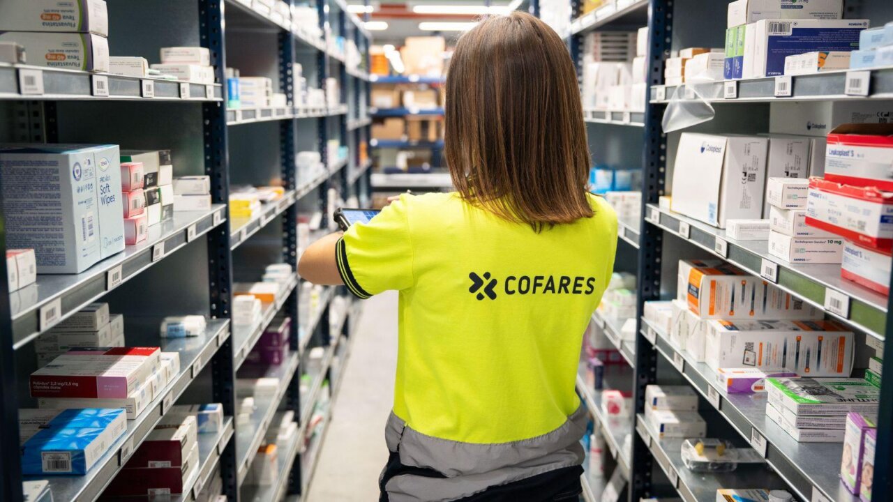Empleado de Cofares en un almacén de medicamentos