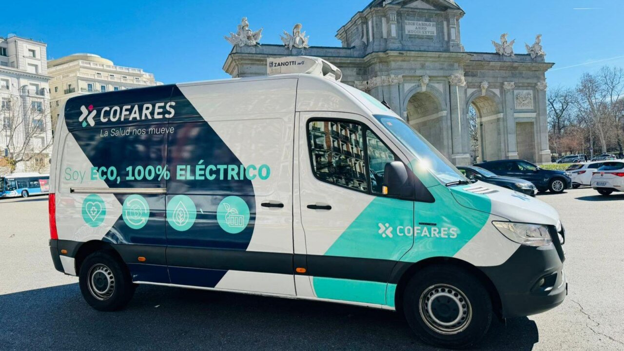 Furgoneta eléctrica de Cofares en una calle de la ciudad