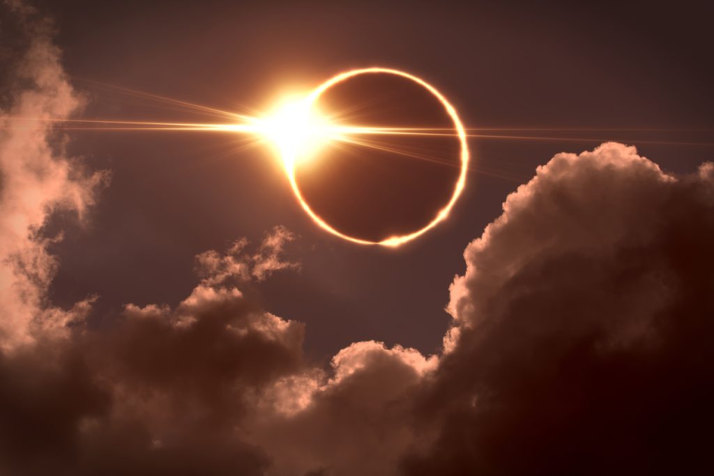Eclipse solar y gafas homologadas Eclipse solar con anillo de luz y nubes en el cielo