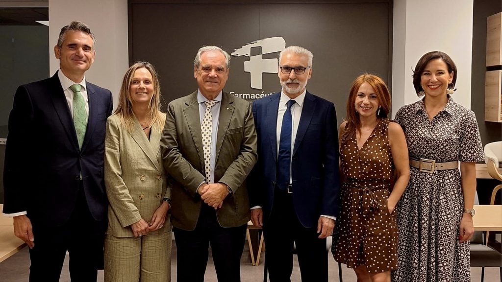 Grupo de personas posando tras la firma de un convenio entre CGCOF y Consejo Nuclear