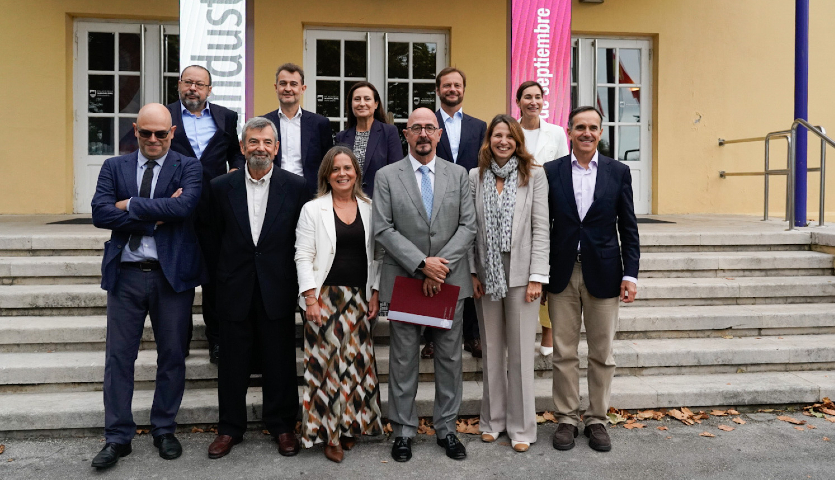 Grupo de personas posando en el Encuentro de la Industria Farmacéutica Española