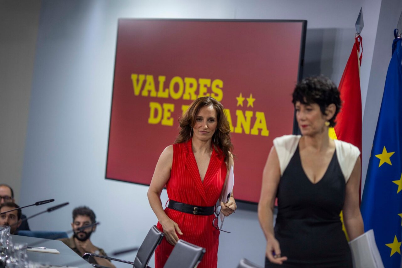 Aprobación de la Ley de Medicamentos Dos mujeres en una conferencia sobre la ley de medicamentos en España.