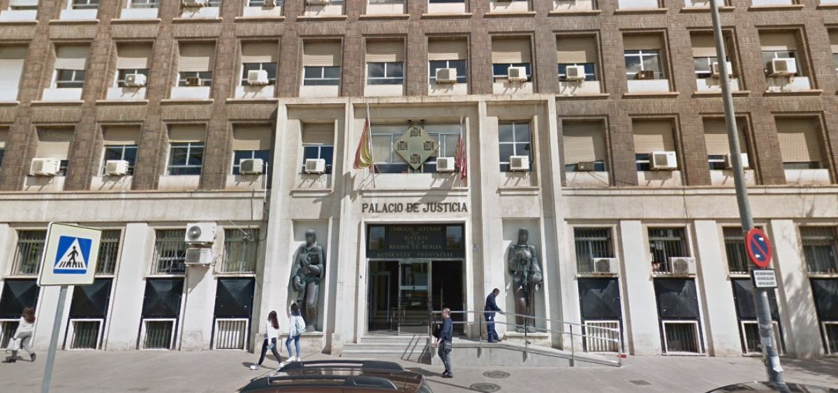 Fachada del Palacio de Justicia en Murcia con personas caminando