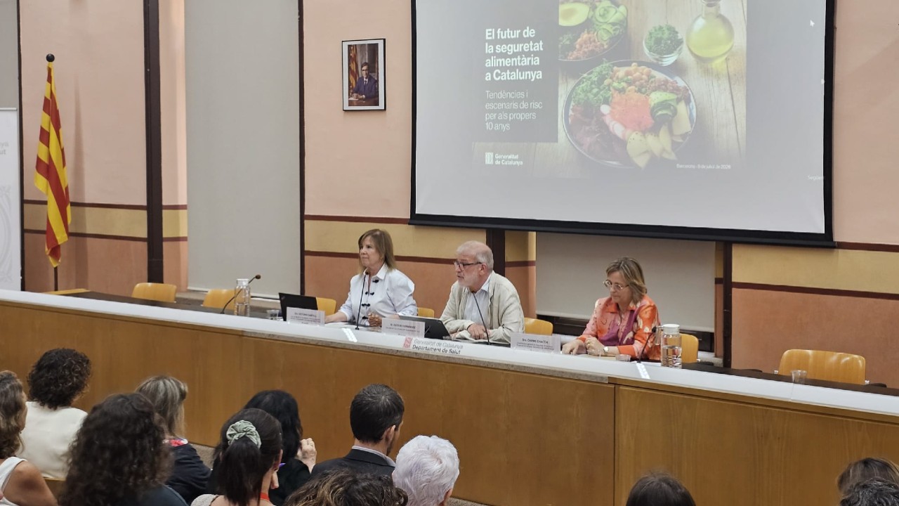Presentación del informe sobre seguridad alimentaria en Cataluña con tres ponentes.