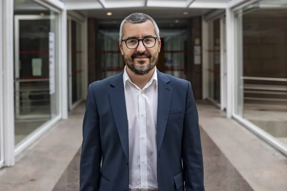 Javier Padilla Bernaldez, secretario de Estado de Sanidad, en un edificio gubernamental.