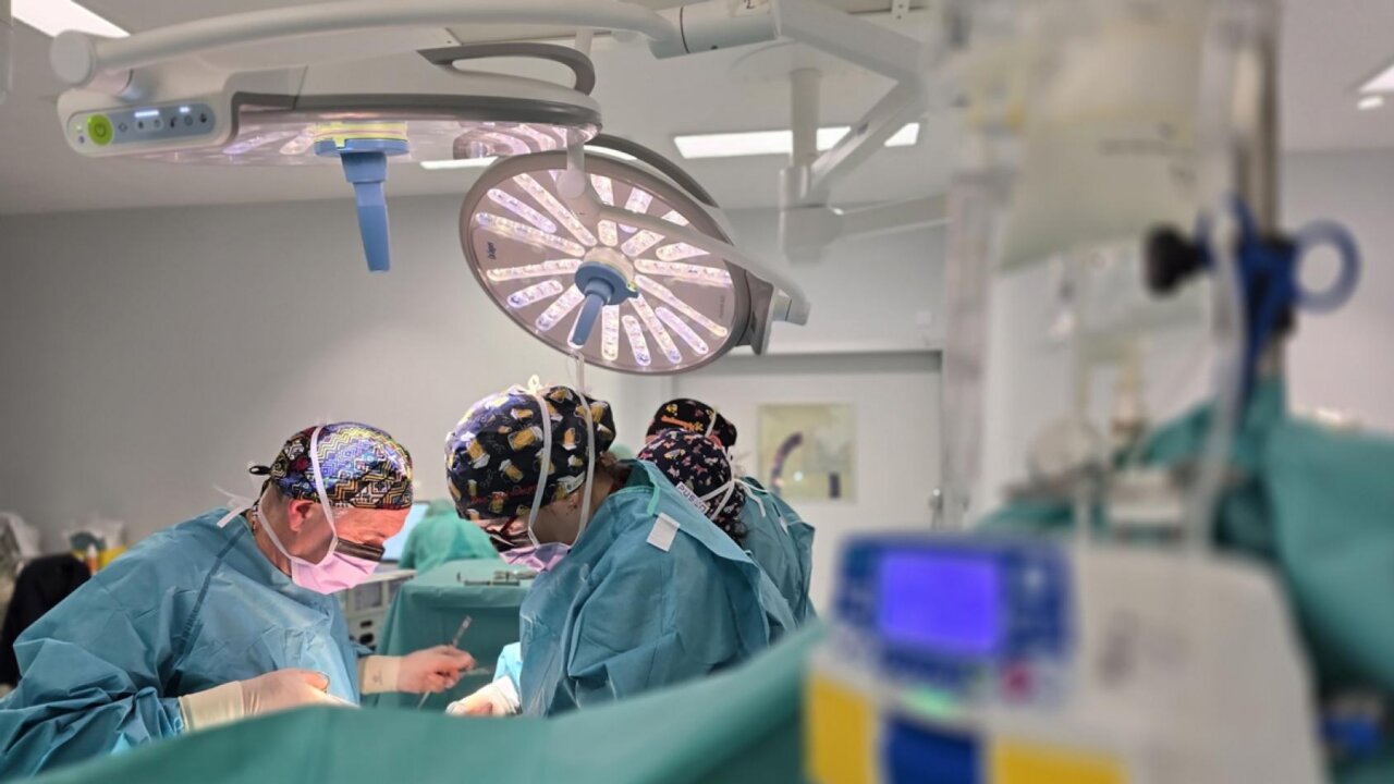 Intervención quirúrgica en hospital Cirujanos realizando una intervención quirúrgica en un hospital