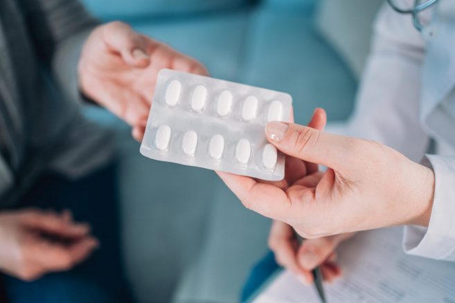 Mejoras en la Ley del Medicamento Un farmacéutico entrega un blister de medicamentos a un paciente.