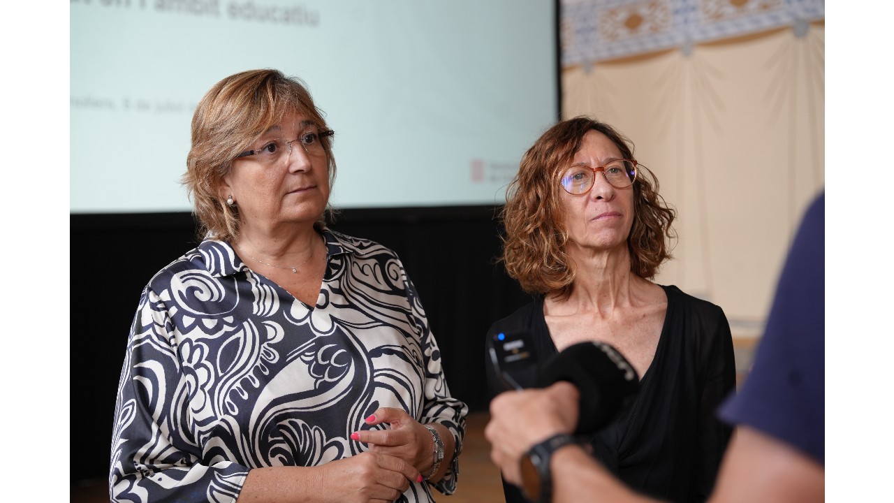 Centros educativos en Cataluña con profesionales sanitarios Dos mujeres durante una conferencia sobre salud en educación en Cataluña.