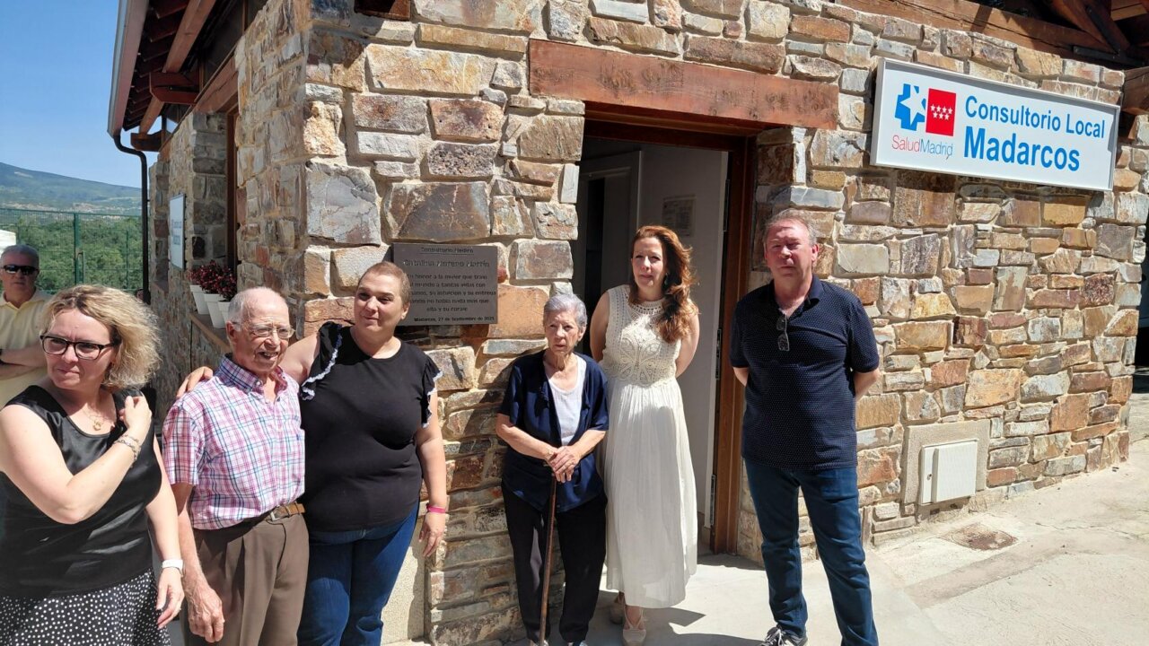 Inauguración del consultorio local en Madarcos con varios asistentes