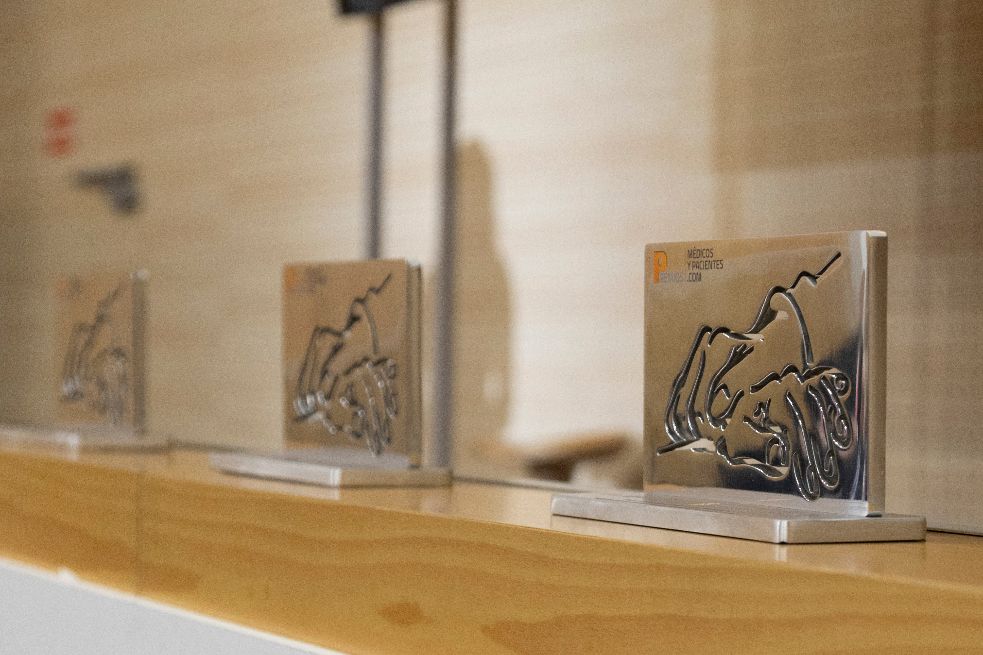 Trofeos de los Premios Médicos y Pacientes en una mesa