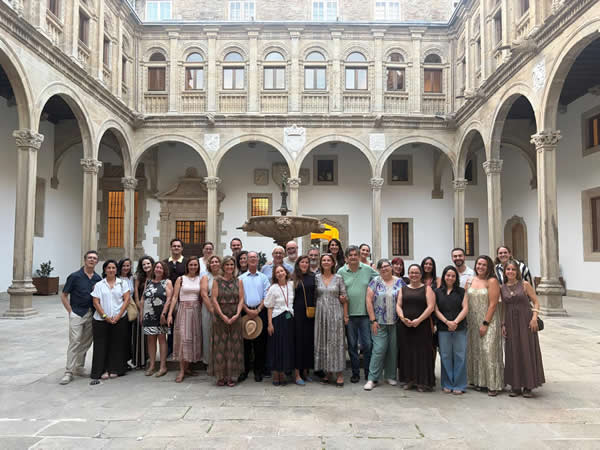 Grupo de personas en la presentación del Programa CACTUS en un patio histórico