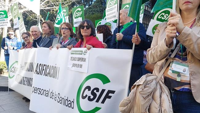 Protesta de CSIF por la sanidad en Granada Manifestantes sosteniendo pancartas en protesta de CSIF por la sanidad en Granada