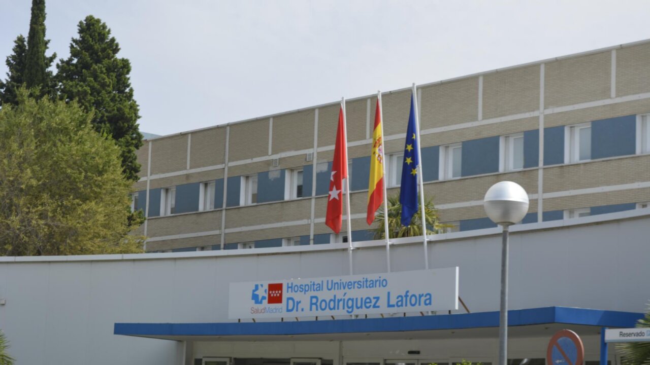 Hospital Universitario Doctor Rodríguez Lafora Entrada del Hospital Universitario Doctor Rodríguez Lafora con banderas ondeando
