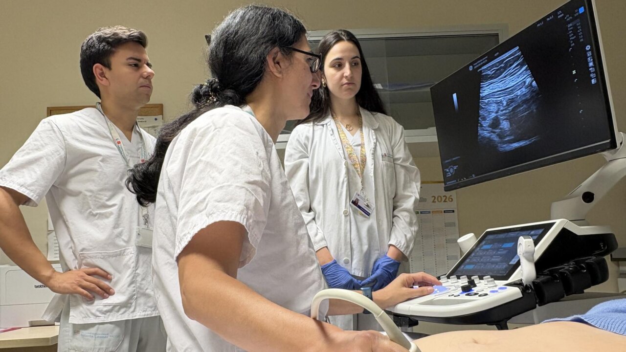 Reducción de listas de espera en Madrid Médicos observando una ecografía en un entorno clínico