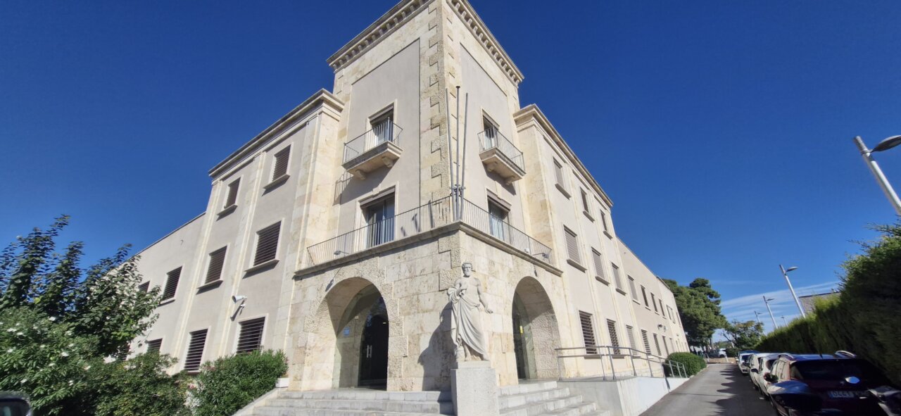 Edificio de la Región Sanitaria Camp de Tarragona con cielo azul