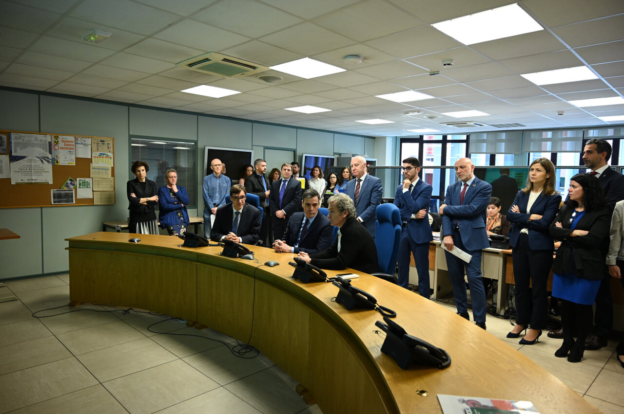 Reunión en el Centro de Coordinación de Alertas y Emergencias Sanitarias con funcionarios.