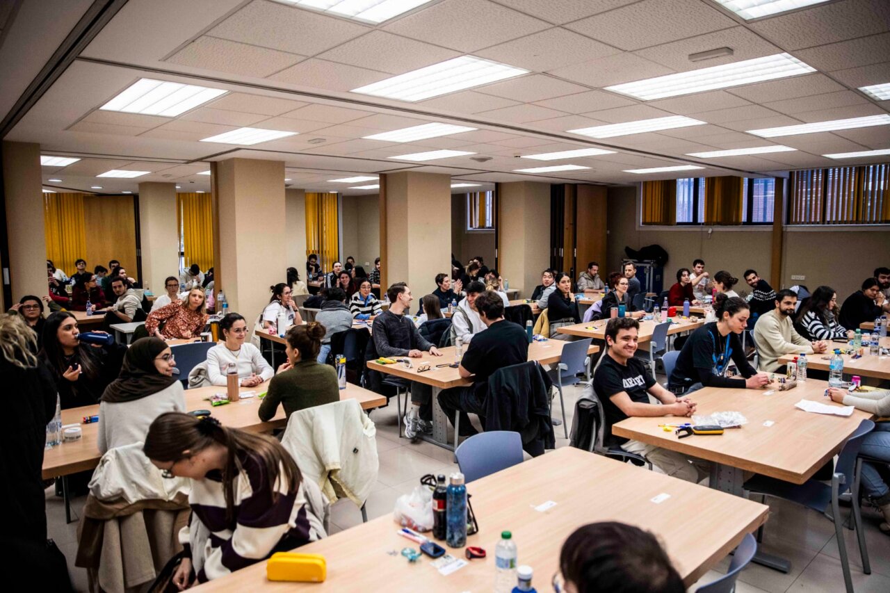 Adjudicación de Plazas en Formación Sanitaria Estudiantes en aula durante el procedimiento de adjudicación de plazas de formación sanitaria.