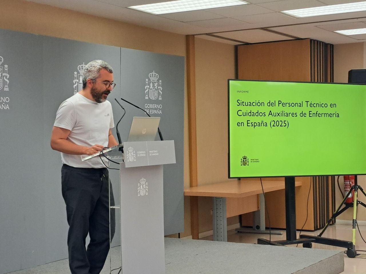 Presentación sobre el informe del personal técnico en cuidados auxiliares de enfermería en España