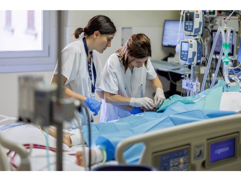 Unidad de Críticos Cardiológicos en Hospital Trueta Dos enfermeras trabajando en la unidad de críticos cardiológicos del Hospital Trueta.