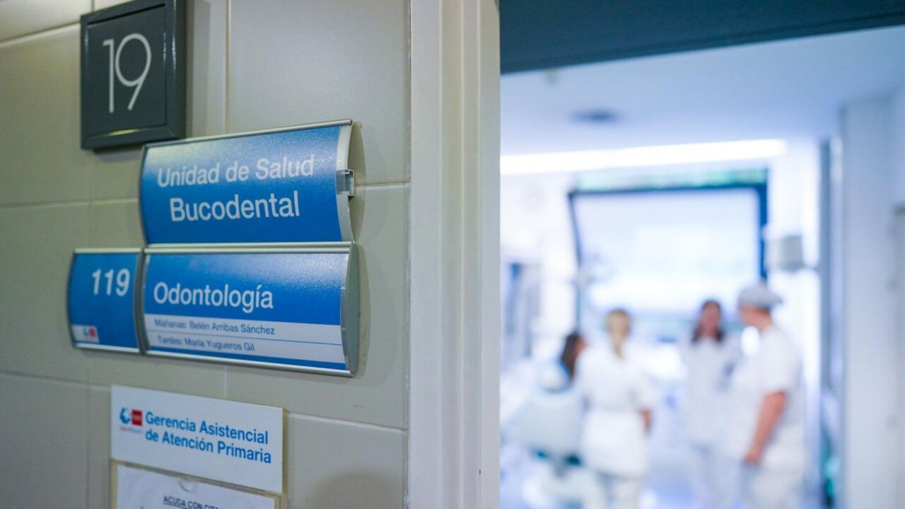 Señalización de la unidad de salud bucodental en un centro de salud