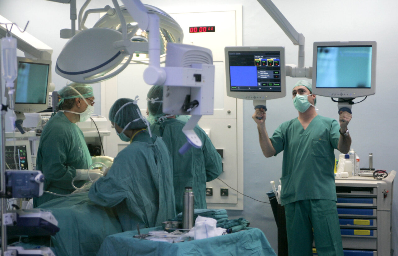 Reducción de Espera Quirúrgica en Valencia Equipo médico en quirófano realizando una intervención quirúrgica