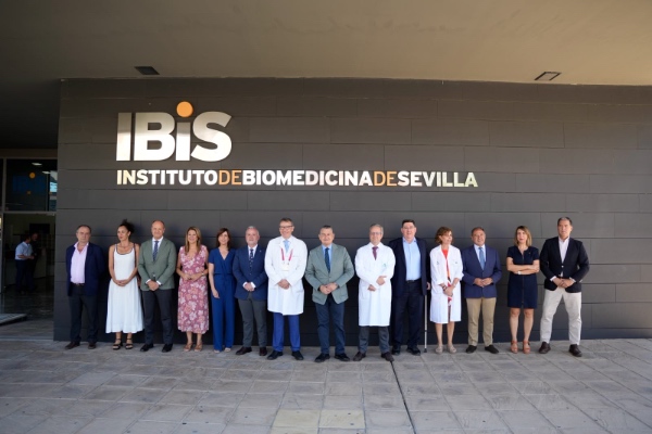 Visita al Instituto de Biomedicina de Sevilla Grupo de personas en la entrada del Instituto de Biomedicina de Sevilla